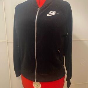 Nike velour black jacket
NIKE SPORTSWEAR VESTE VELOUR NOIR taille PETITE S